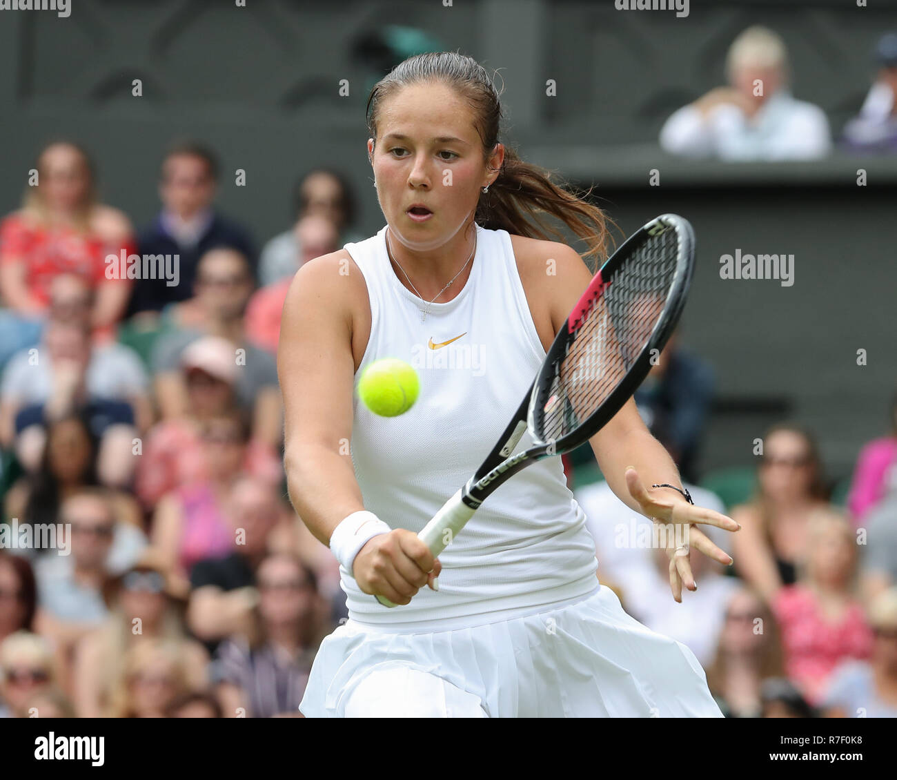 Jugador ruso Daria Kasatkina en acción en Wimbledon, Londres, Reino Unido Foto de stock