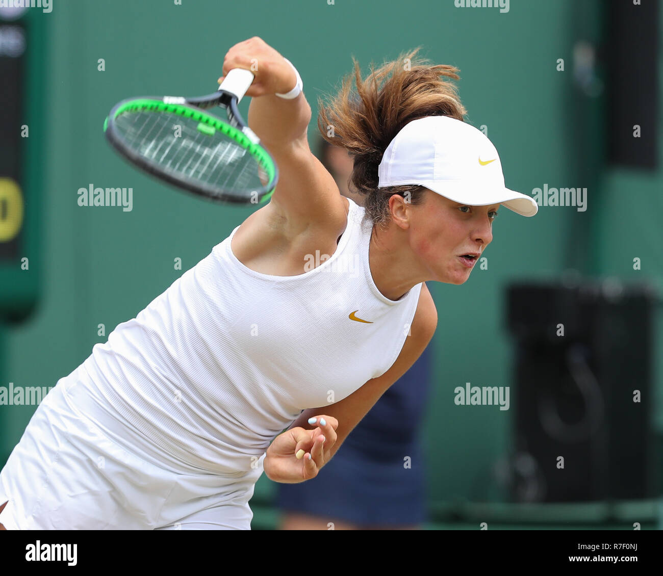 Jugador polaco Iga Swiatek en acción en Wimbledon, Londres, Reino Unido. Foto de stock