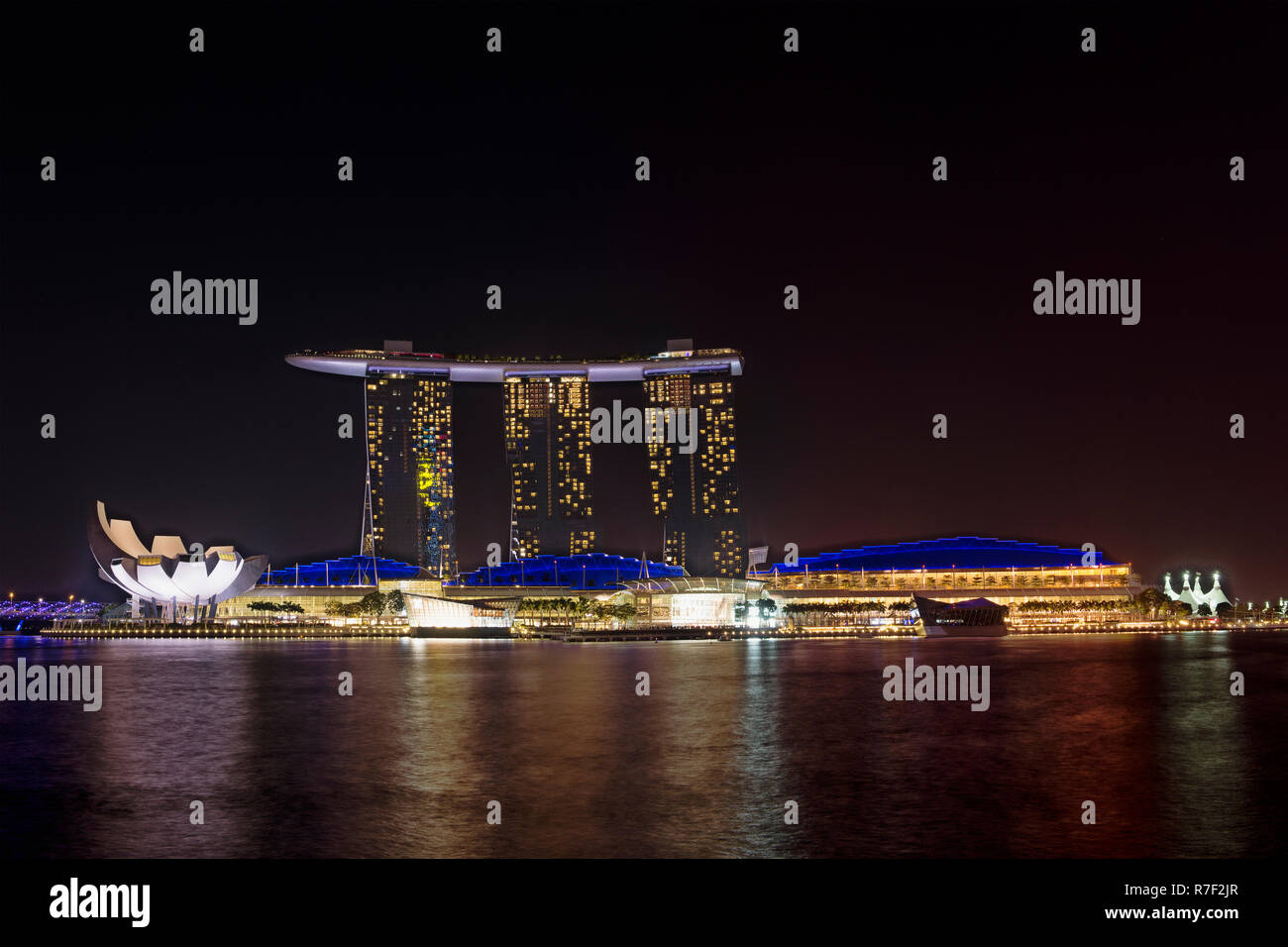 Marina Bay Sands Hotel y el Museo de la ciencia, en la noche, Singapur Foto de stock