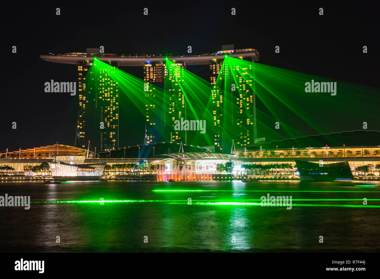 Show de láser en el Marina Bay Sands Hotel, Singapur Foto de stock