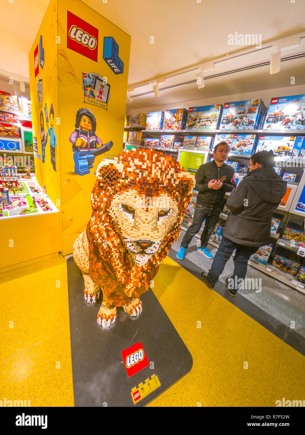 Bolonia, Italia - Diciembre 6, 2018: El Rey León estatua de Lego en  posición vertical en la famosa tienda de juguetes ladrillos LEGO de  Bolonia. Situado en la calle Via Indipendenza, inaugurado