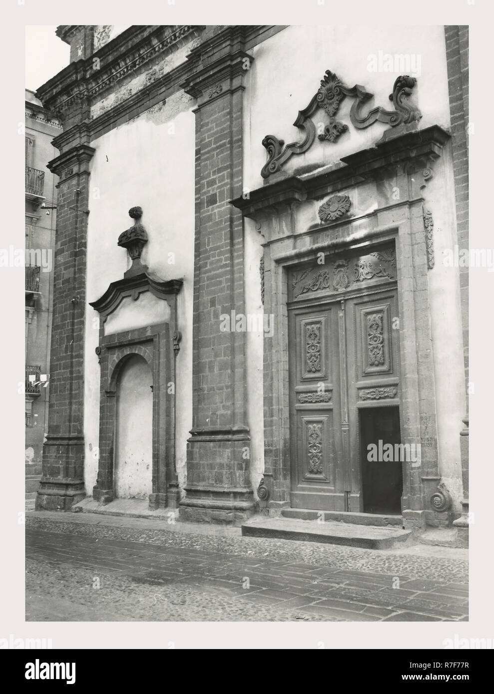 Cerdeña Nuoro Bosa Catedral, este es mi Italia, el país de la historia visual, arquitectura medieval, siglos XII y XIII, originalmente, en gran parte reconstruida en el siglo XVIII en estilo barroco piamontés. Después de la arquitectura medieval, del siglo XVIII, la escultura de madera del siglo 16. Foto de stock