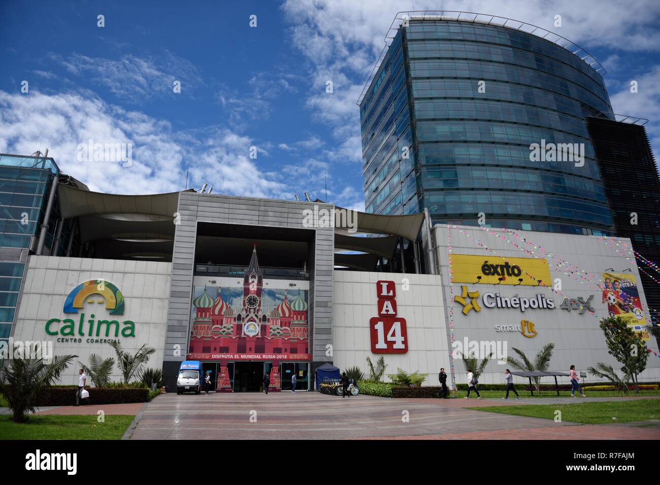 Entrada De La Calima Centro Comercial Mall Son Gente De Compras Y Al Llegar Al Centro Comercial Para Comprar Fotografia De Stock Alamy