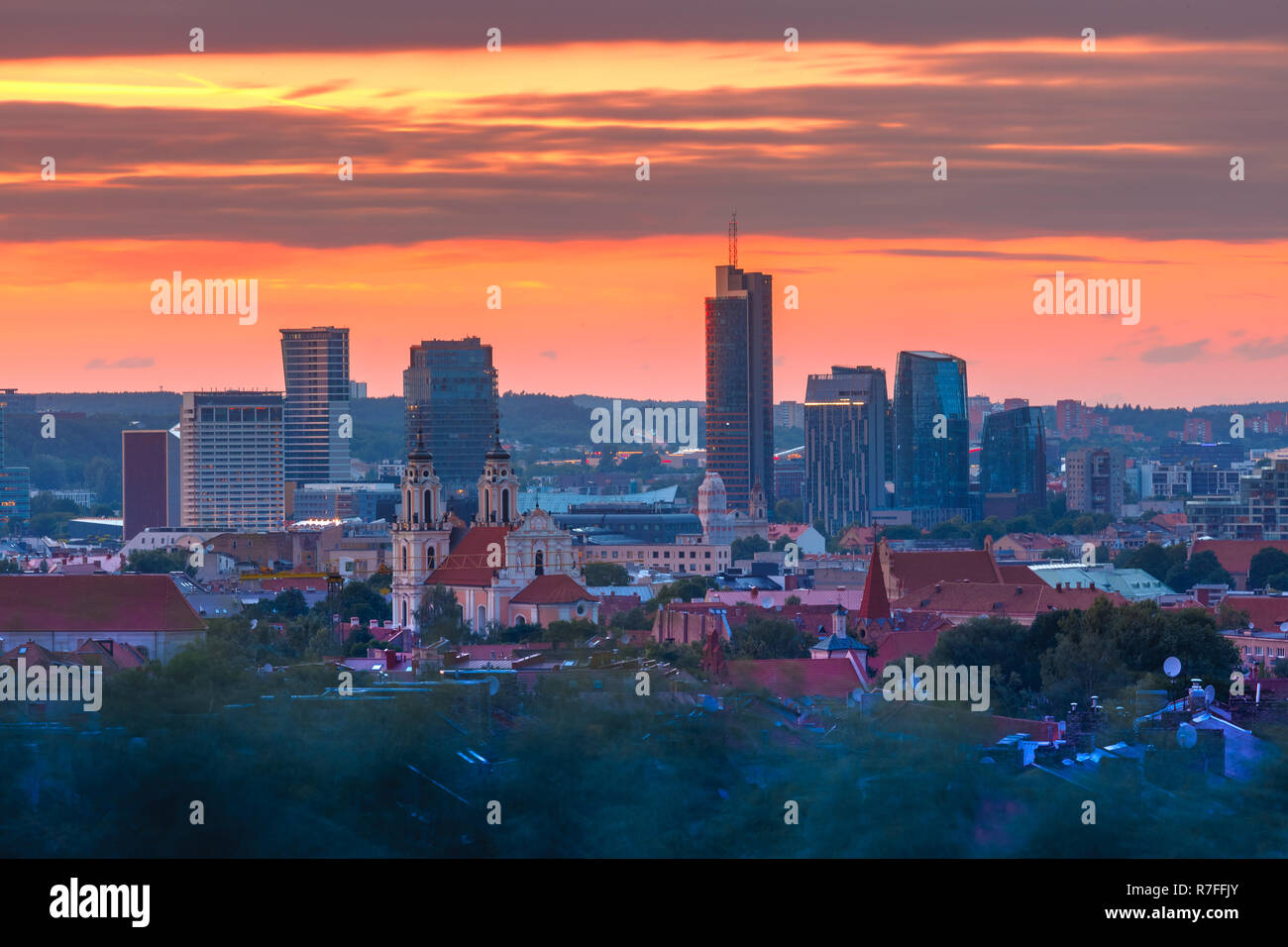 Casco antiguo y rascacielos, Vilnius, Lituania Foto de stock