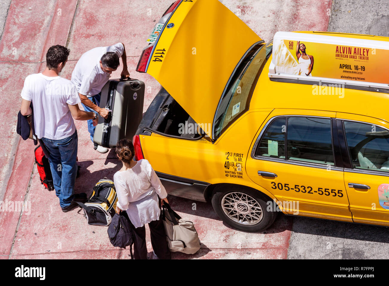 Female taxi driver yellow cab fotografías e imágenes de alta resolución -  Alamy