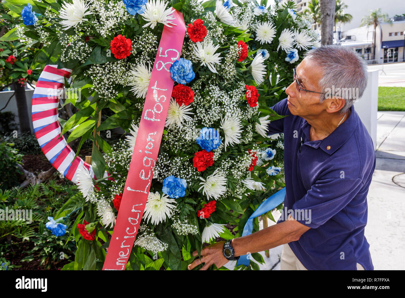 Miami Beach Florida, Estación de Policía, Ceremonia del Día de los Caídos, vacaciones federales, honor, conmemorar a los soldados caídos, muertos, hombres asiáticos hombres adultos adultos, guerra ve Foto de stock