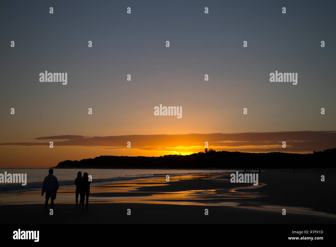 Personas viendo el amanecer sobre Point Lookout, North Stradbroke Island, Queensland, Australia Foto de stock