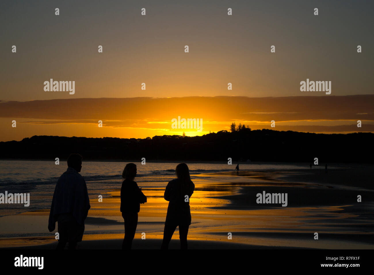 Personas viendo el amanecer sobre Point Lookout, North Stradbroke Island, Queensland, Australia Foto de stock