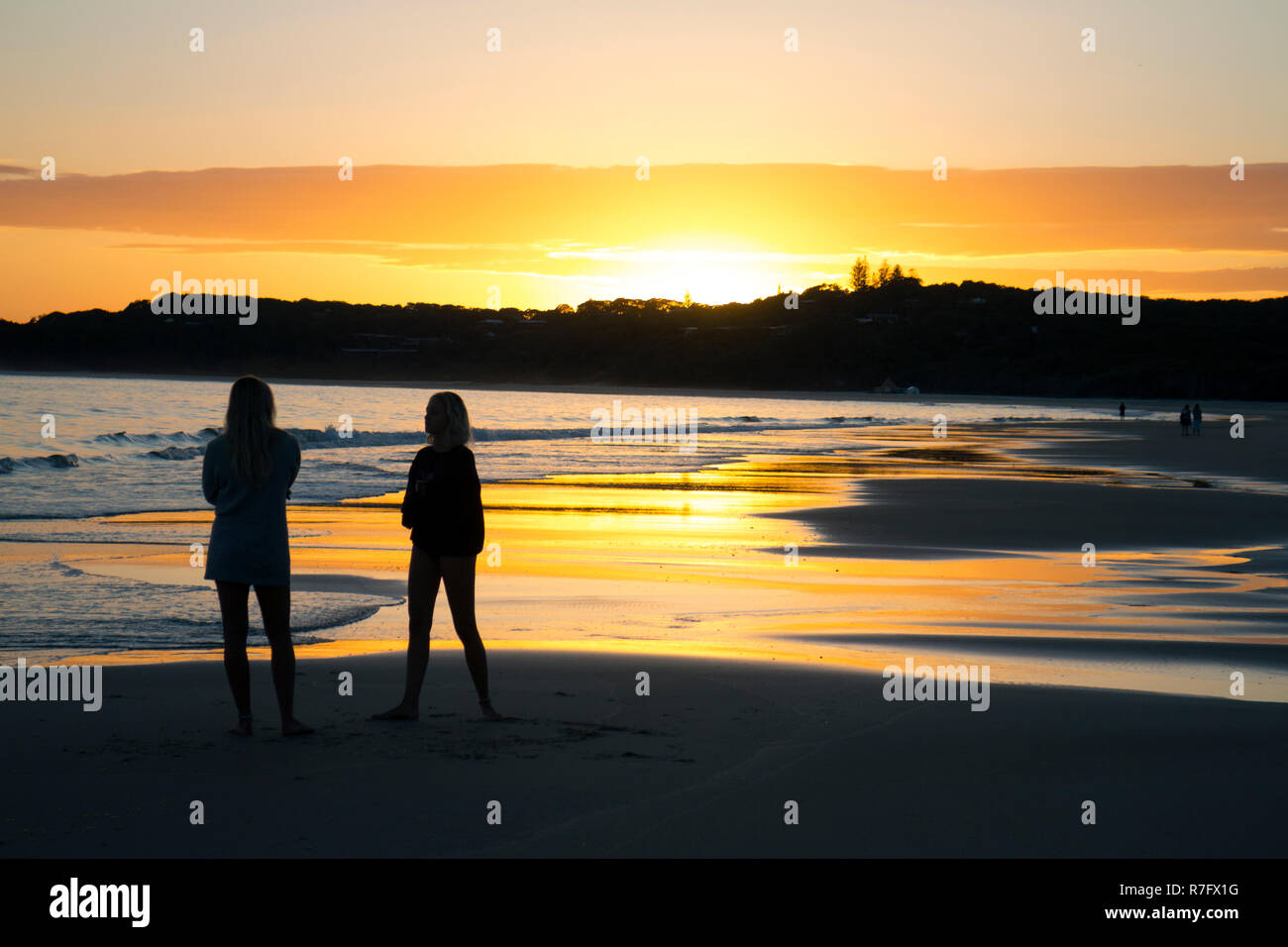 Personas viendo el amanecer sobre Point Lookout, North Stradbroke Island, Queensland, Australia Foto de stock