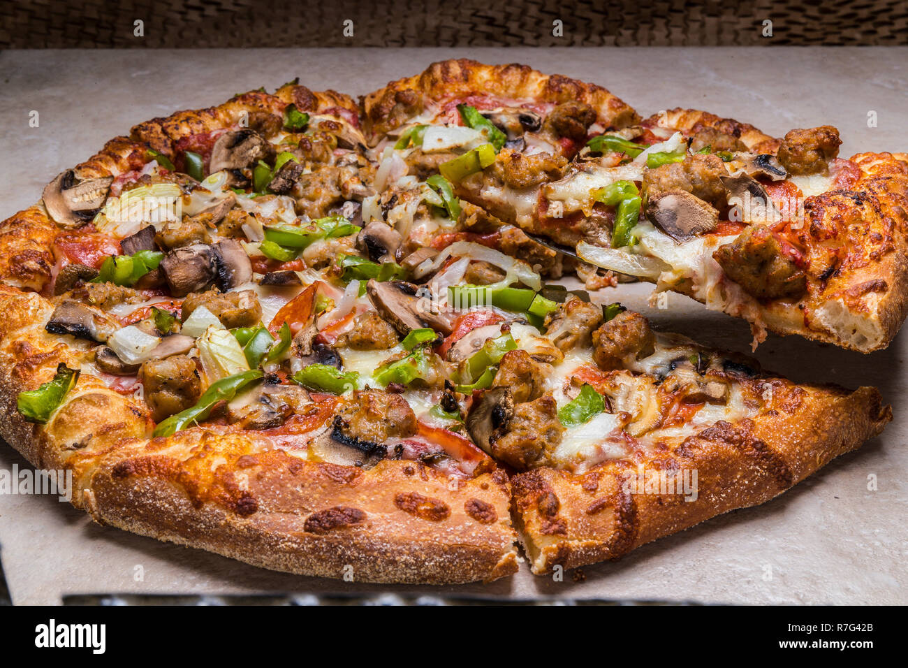 Uno deluxe pizza con queso, pimientos verdes,salchicha italiana,champiñones,cebolla,salsa  Fotografía de stock - Alamy