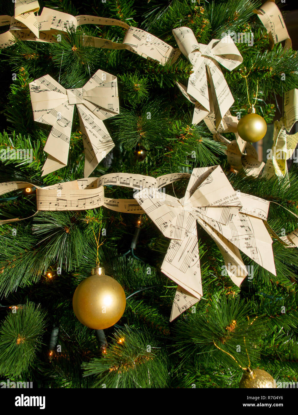 Cadenas de papel de navidad fotografías e imágenes de alta resolución -  Alamy