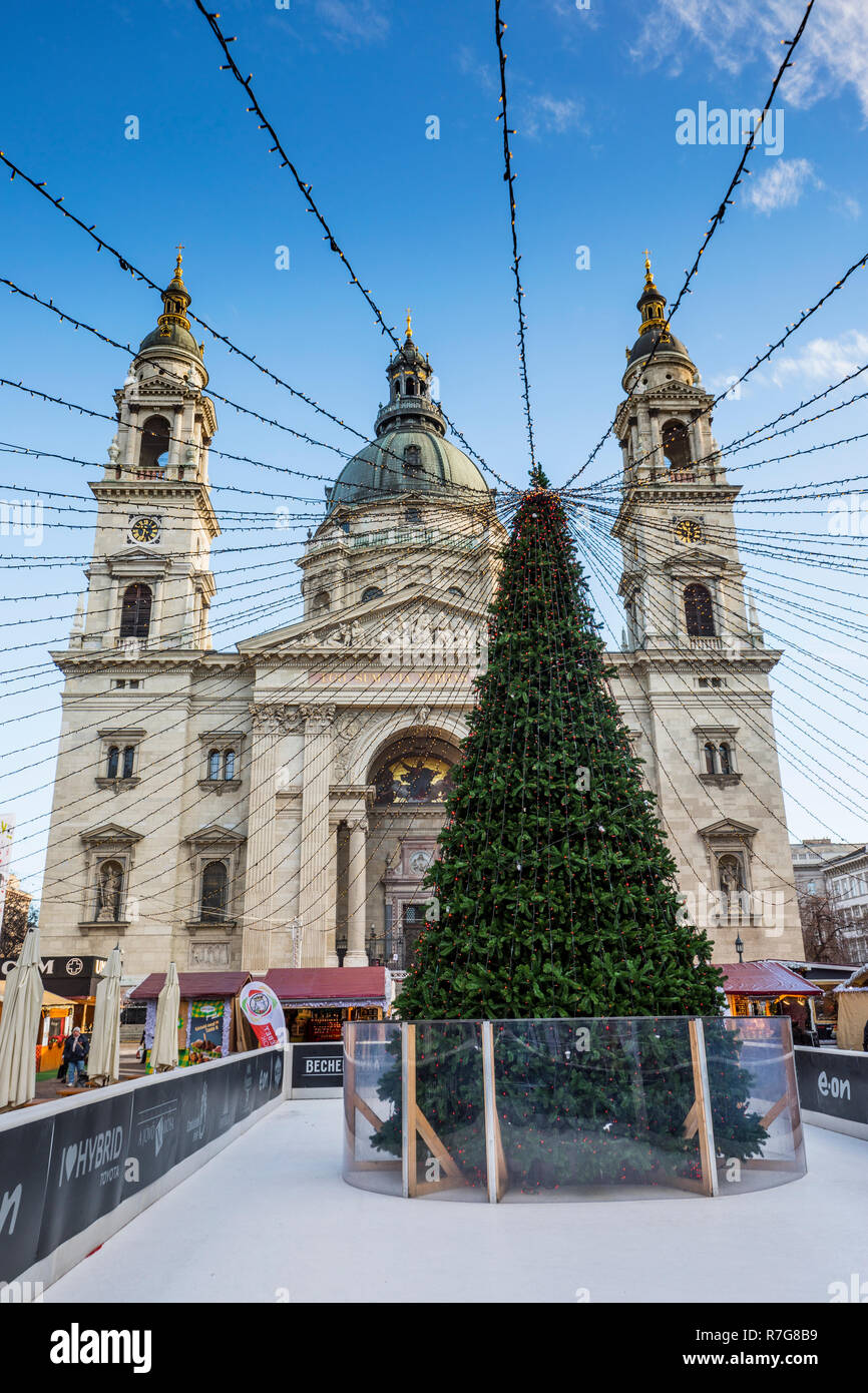 Christmass feria con Christmass tree en la St.Stephens Basílica en Budapest Foto de stock