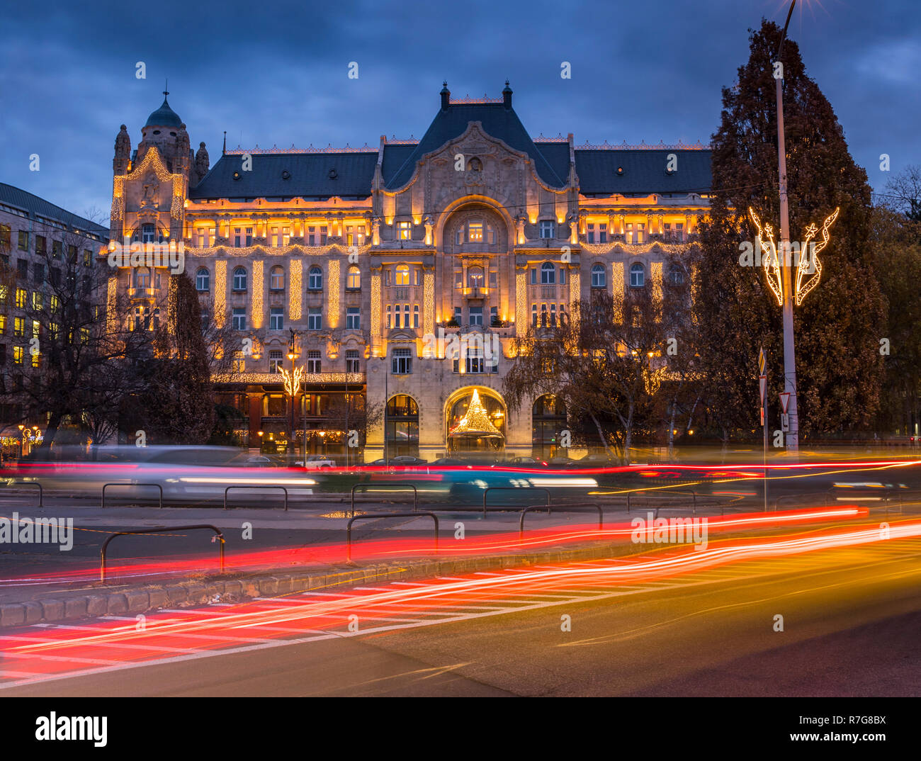 Colorido tráfico en frente del Four Season Hotel Budapest en tiempo Christmiss Foto de stock