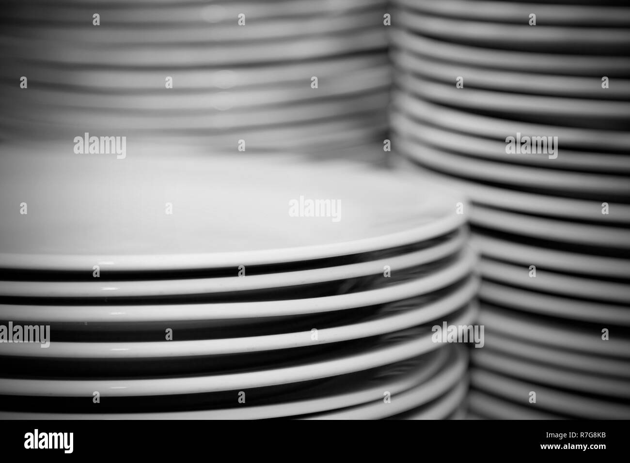 Placas apiladas en una cocina comercial Fotografía de stock - Alamy