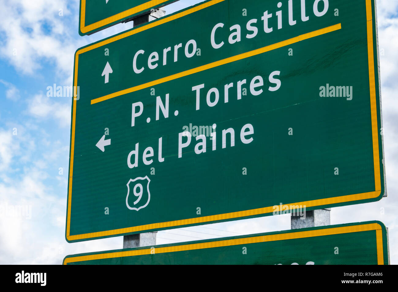 Cartel mostrando la dirección hacia el Parque Nacional Torres del Paine Foto de stock