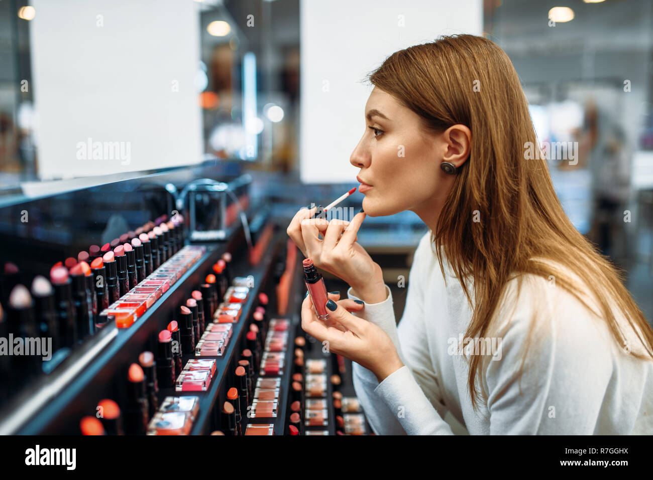 Pruebas de clientes femeninos delineador de labios en la tienda de  maquillaje. Elegir cosméticos de belleza tienda, mujer en la Peluquería  Maquillaje Fotografía de stock - Alamy
