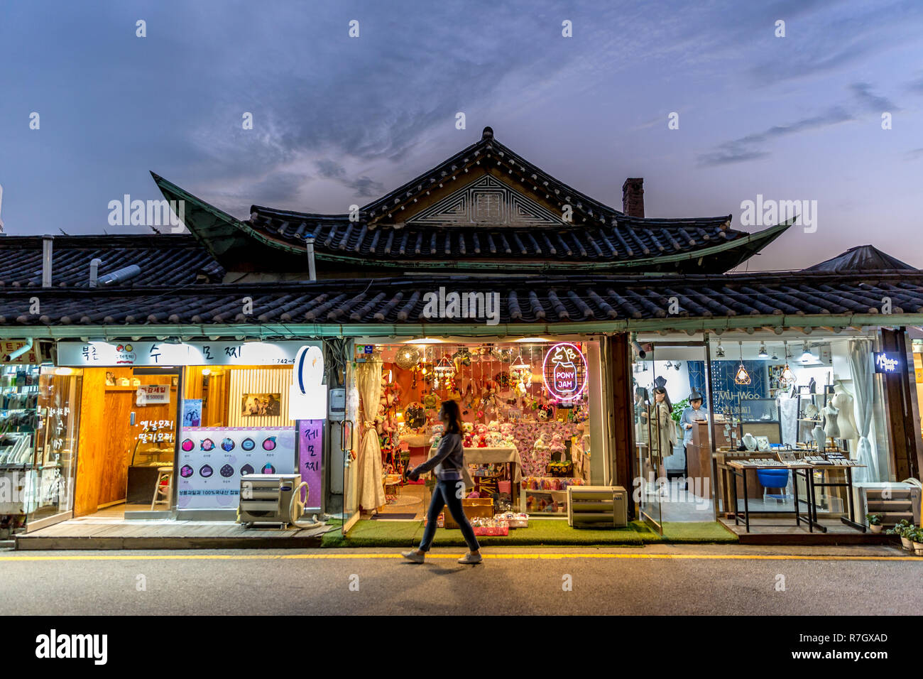 Seúl, Corea del Sur - 4 Sep 2018 - Una joven caminando delante de un colorido brillante tienda de souvenirs en el centro de Seúl, en una tarde de sol Foto de stock