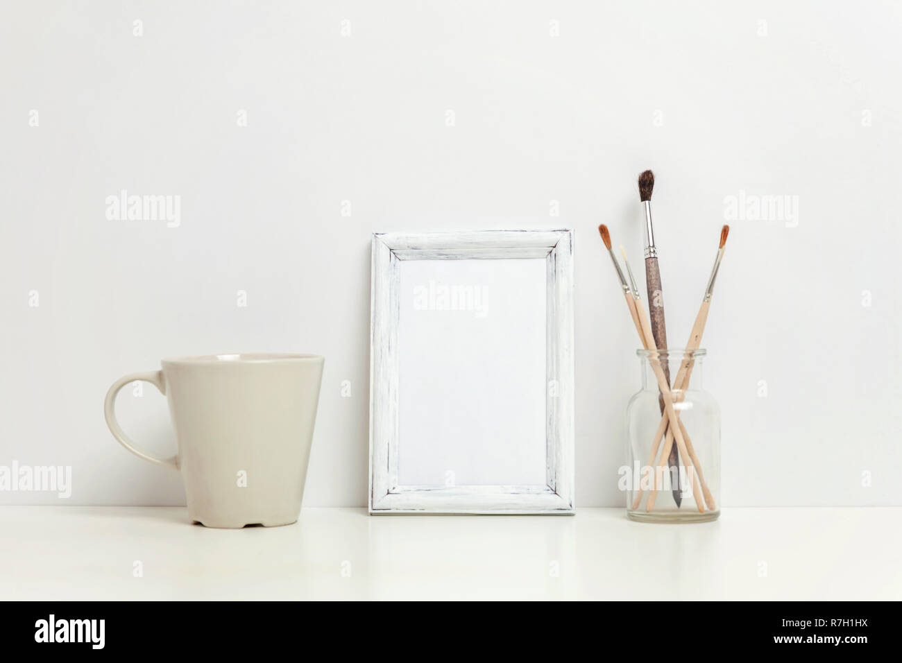 Maqueta De Bastidor Vertical Con Taza De Cafe Cerca De La Pared