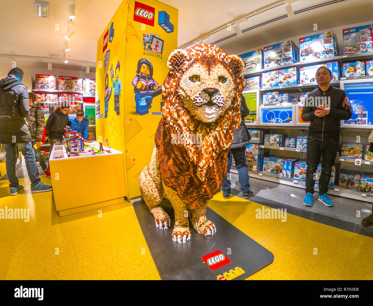 Bolonia, Italia - Diciembre 6, 2018: tienda de juguetes de Bolonia, los  ladrillos de Lego. En Via Indipendenza, calle del centro de la ciudad de  Bolonia. Rey León gran estatua Fotografía de stock - Alamy