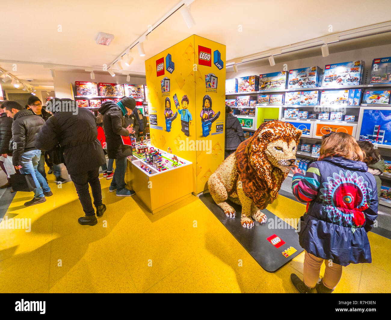 Bolonia, Italia - Diciembre 6, 2018: es poco probable que los clientes con  Rey León gran estatua en la tienda de juguetes de Bolonia, los ladrillos de  Lego. En Via Indipendenza, calle