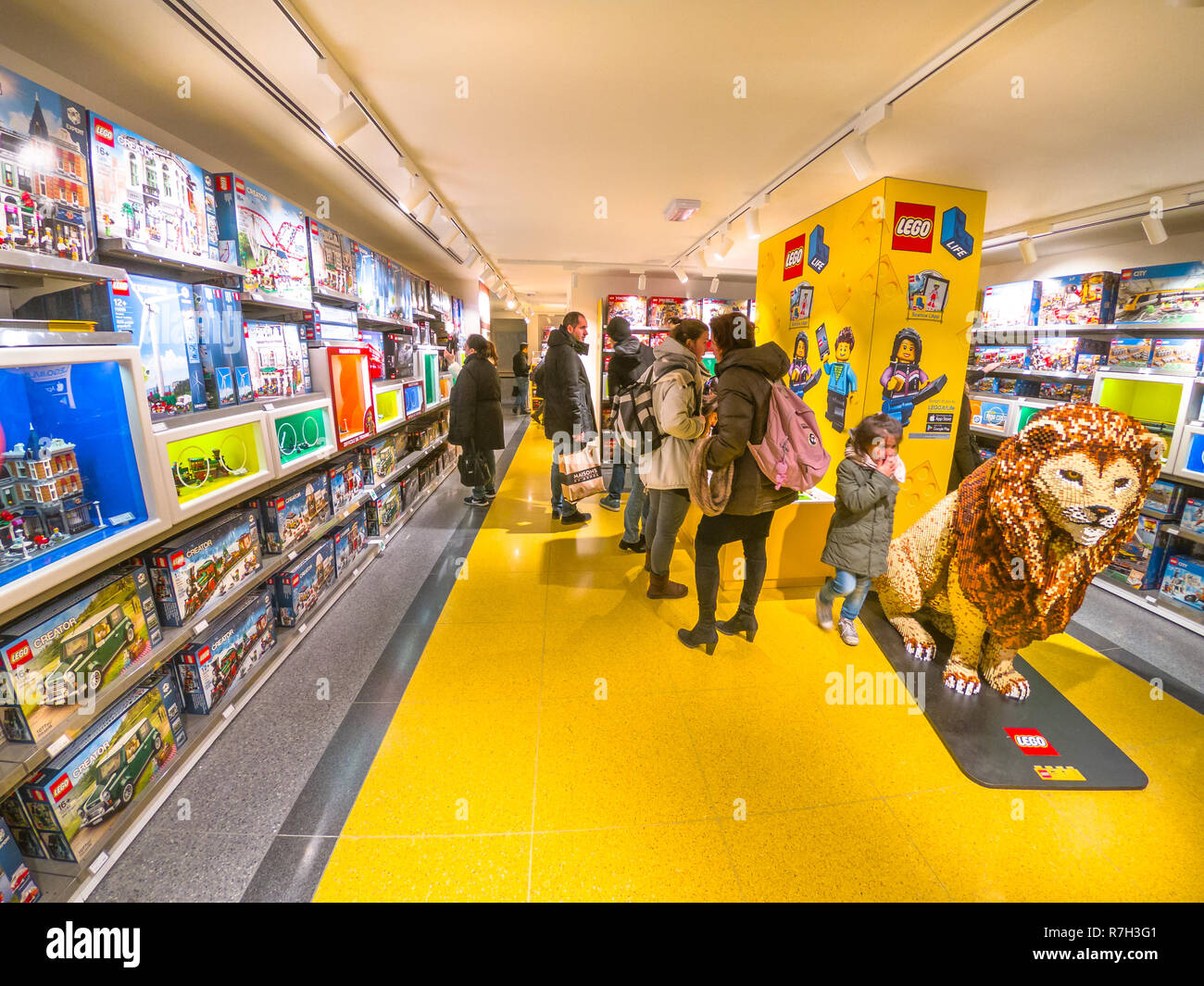 Bolonia, Italia - Diciembre 6, 2018: tienda de juguetes de Bolonia, los ladrillos de Lego. En Via Indipendenza, calle del centro de la ciudad de Bolonia. Rey León gran estatua Fotografía de stock - Alamy
