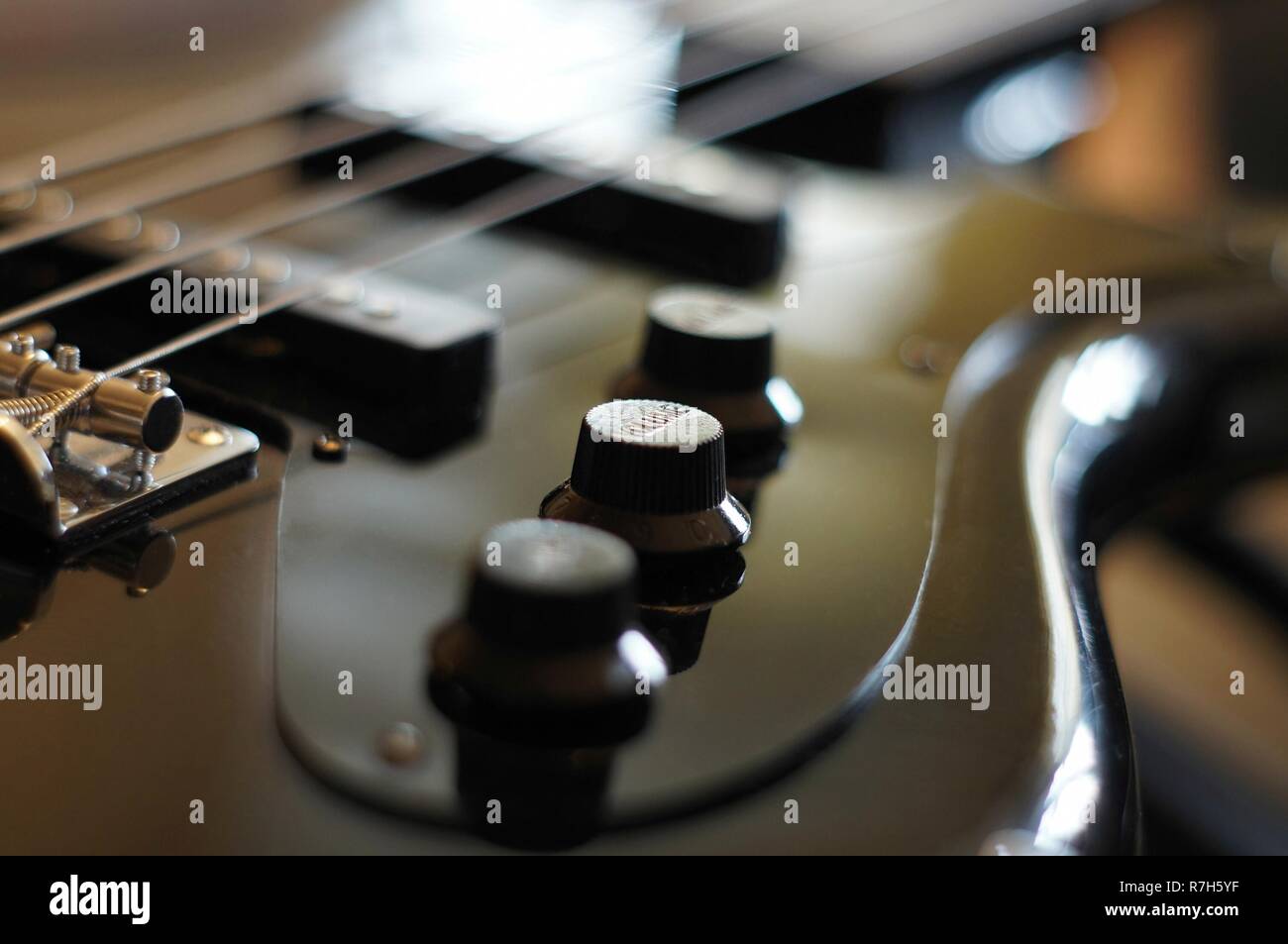 Primer plano de una filmación bass guitar hardware - cadenas, pickups,  perillas y Fender Jazz Bass estilo puente Fotografía de stock - Alamy