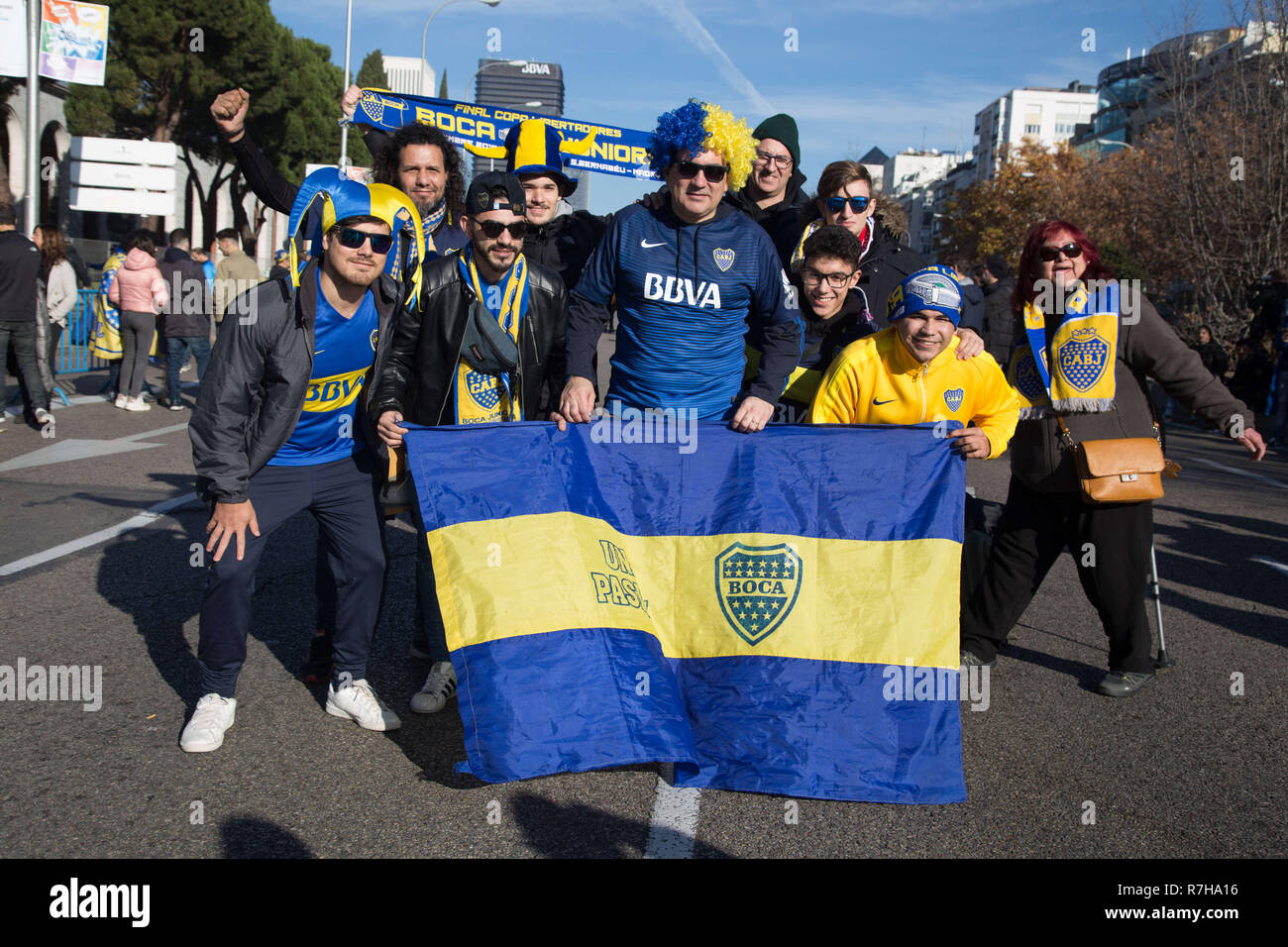 Madrid, España. 9 dic, 2018. Grupo de fans de Boca Juniors visto posando  junto con una bandera antes de empezar a animar a su equipo en la zona de  fans.Los fans de