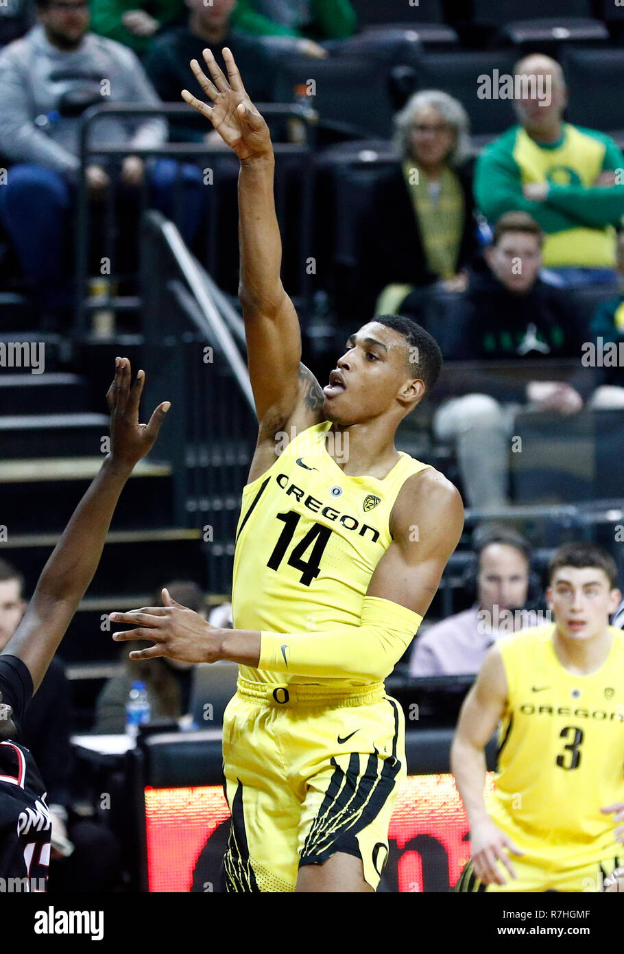 Diciembre 9, 2018 Oregon Ducks adelante Kenny Wooten (14) cae en un