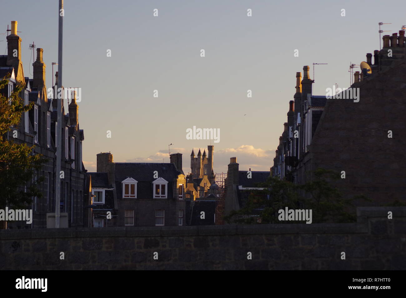 El Ejército de Salvación Ciudadela Torre, Arquitectura Baronial escocés, más allá de la vivienda adosada. Aberdeen, Escocia, Reino Unido. Foto de stock