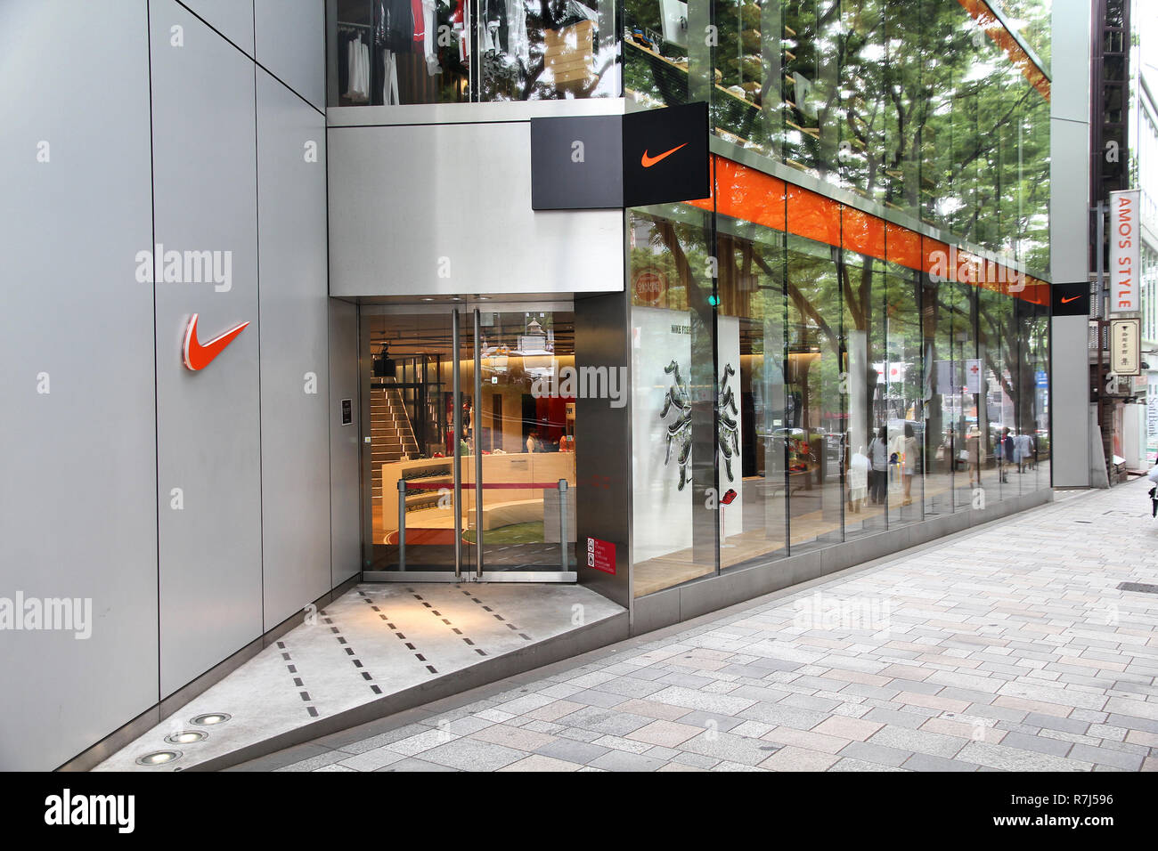 Tokio - de mayo: los compradores visitan Nike Store en Mayo 9, 2012 en Omotesando, Tokio. Nike es una de las más reconocidas marcas de moda. Existe desde 1964 y Fotografía de stock - Alamy