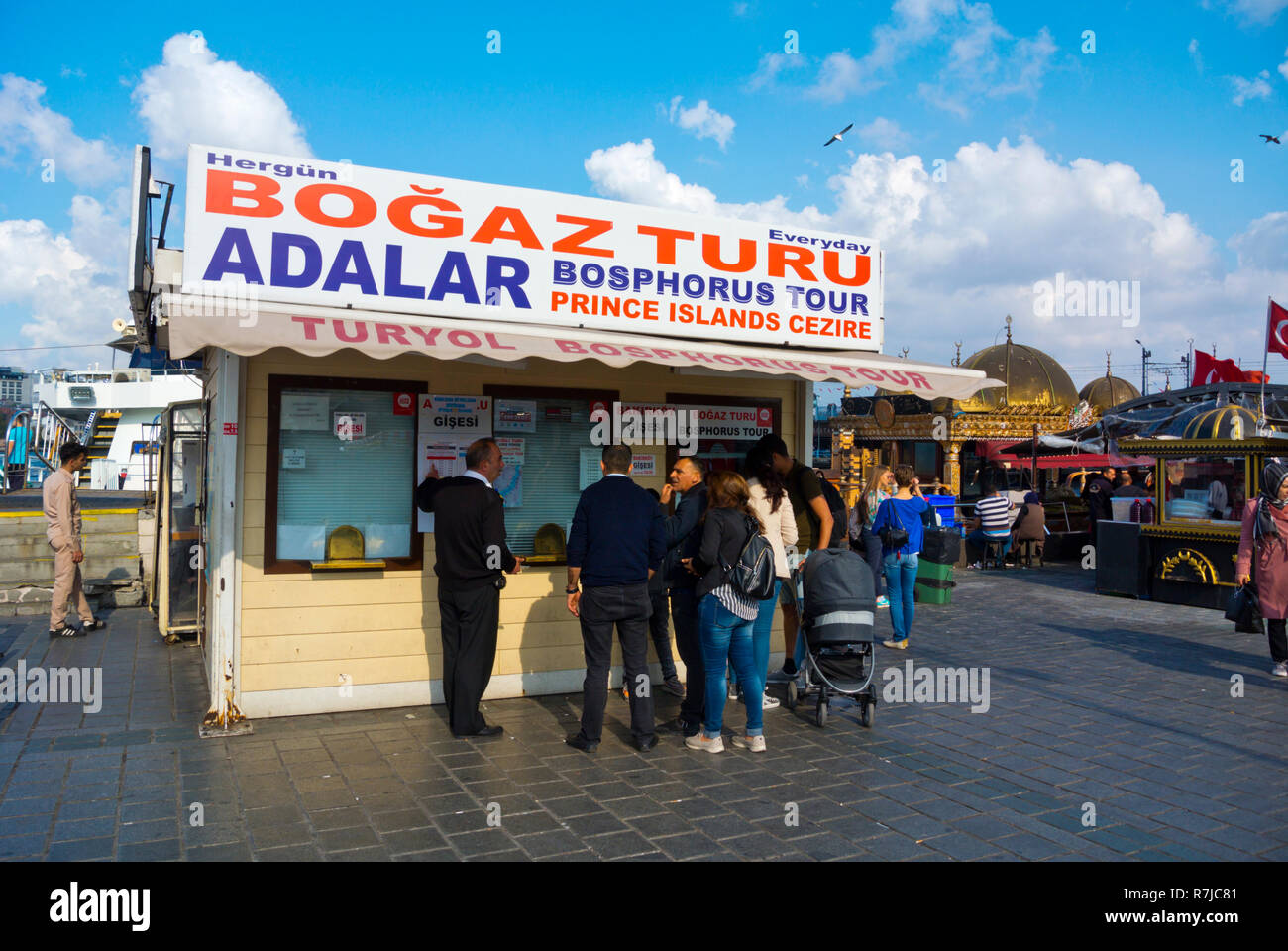 Bósforo Tour, excursión en barco a la boletería, Eminonu, Fatih, Estambul, Turquía, Eurasia Foto de stock