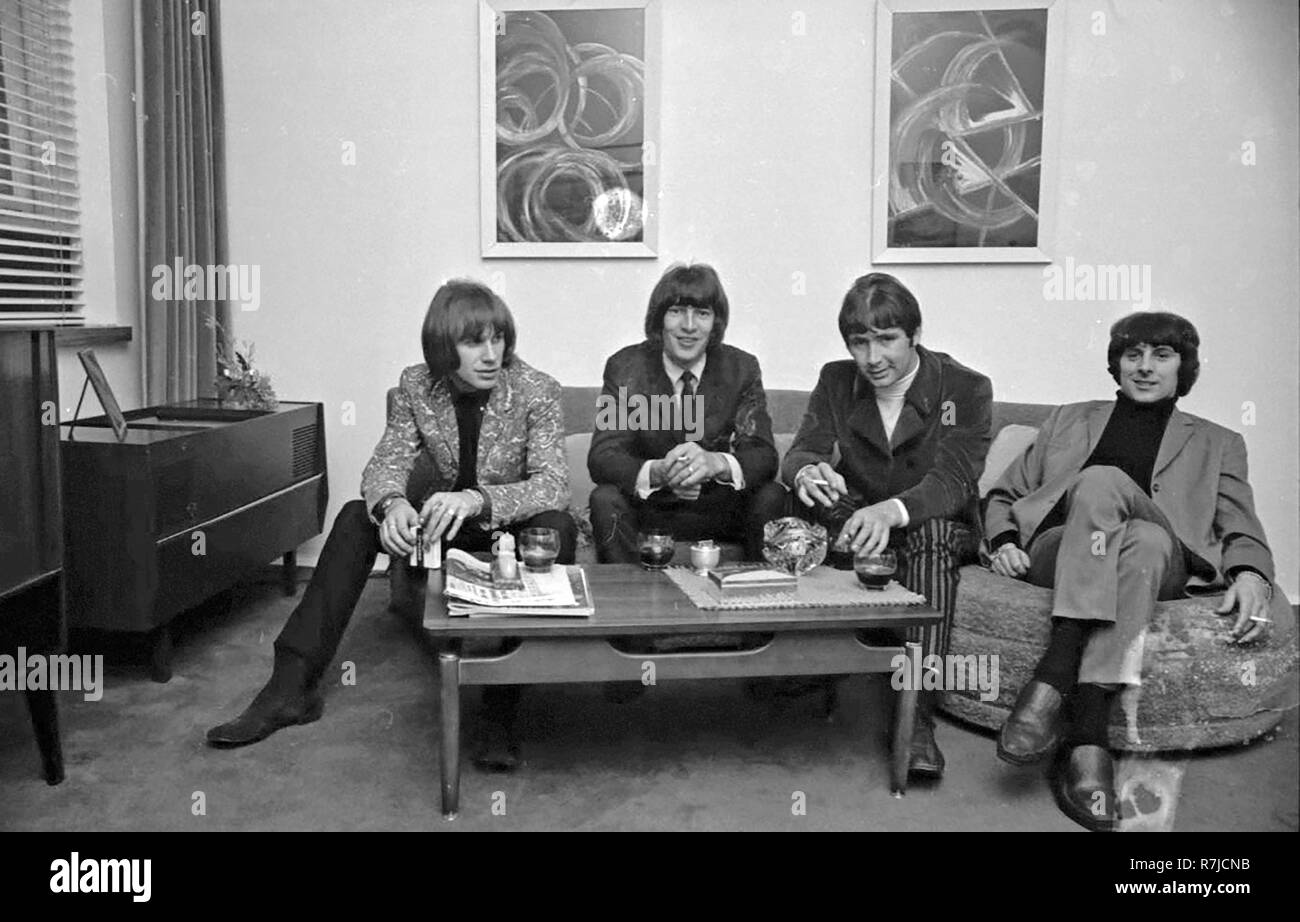 El grupo de pop británico TROGGS en su casa en Londres en mayo de 1967. Desde la izquierda: Chris Britton, Ronnie Bond, Reg Presley, Pete grapas. Foto de stock