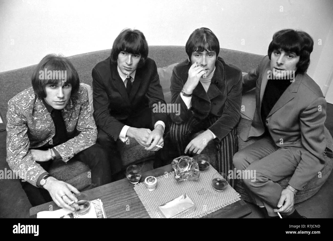 El grupo de pop británico TROGGS en su casa en Londres en mayo de 1967. Desde la izquierda: Chris Britton, Ronnie Bond, Reg Presley, Pete grapas Foto de stock