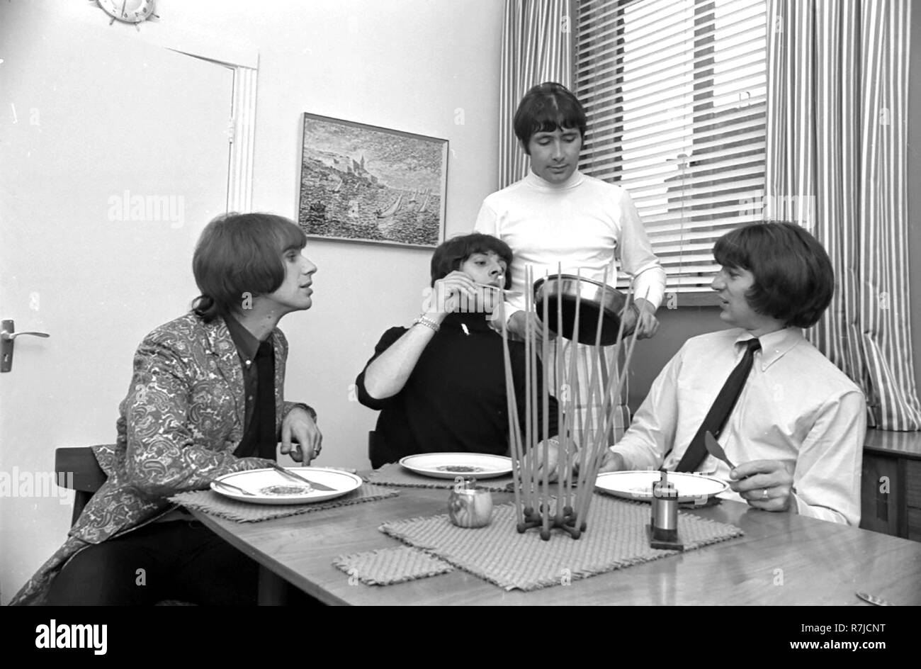 El grupo de pop británico TROGGS en su casa en Londres en mayo de 1967. Desde la izquierda: Chris Britton, Pete Staples, Reg Presley, Ronnie Bond. Foto de stock