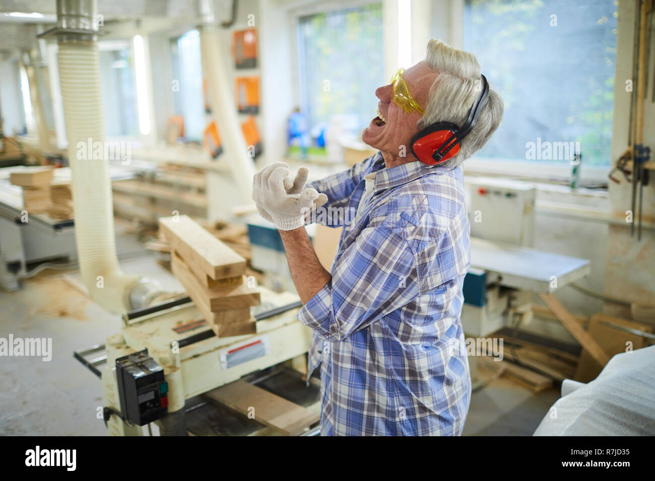Carpenter lastimar a mano en el taller Foto de stock