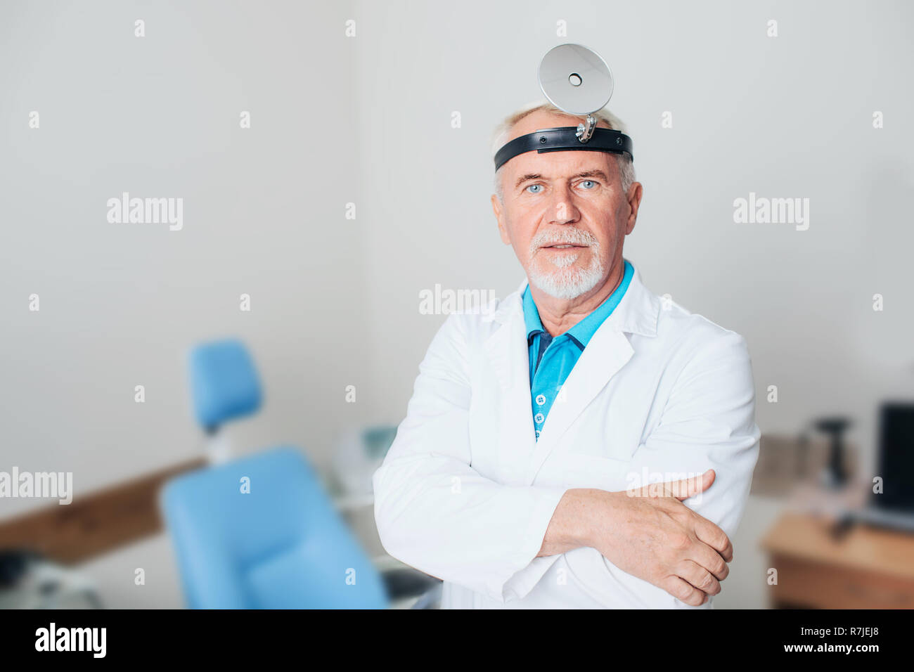 Retrato de altos otorrinolaringólogo en consultorio médico Foto de stock