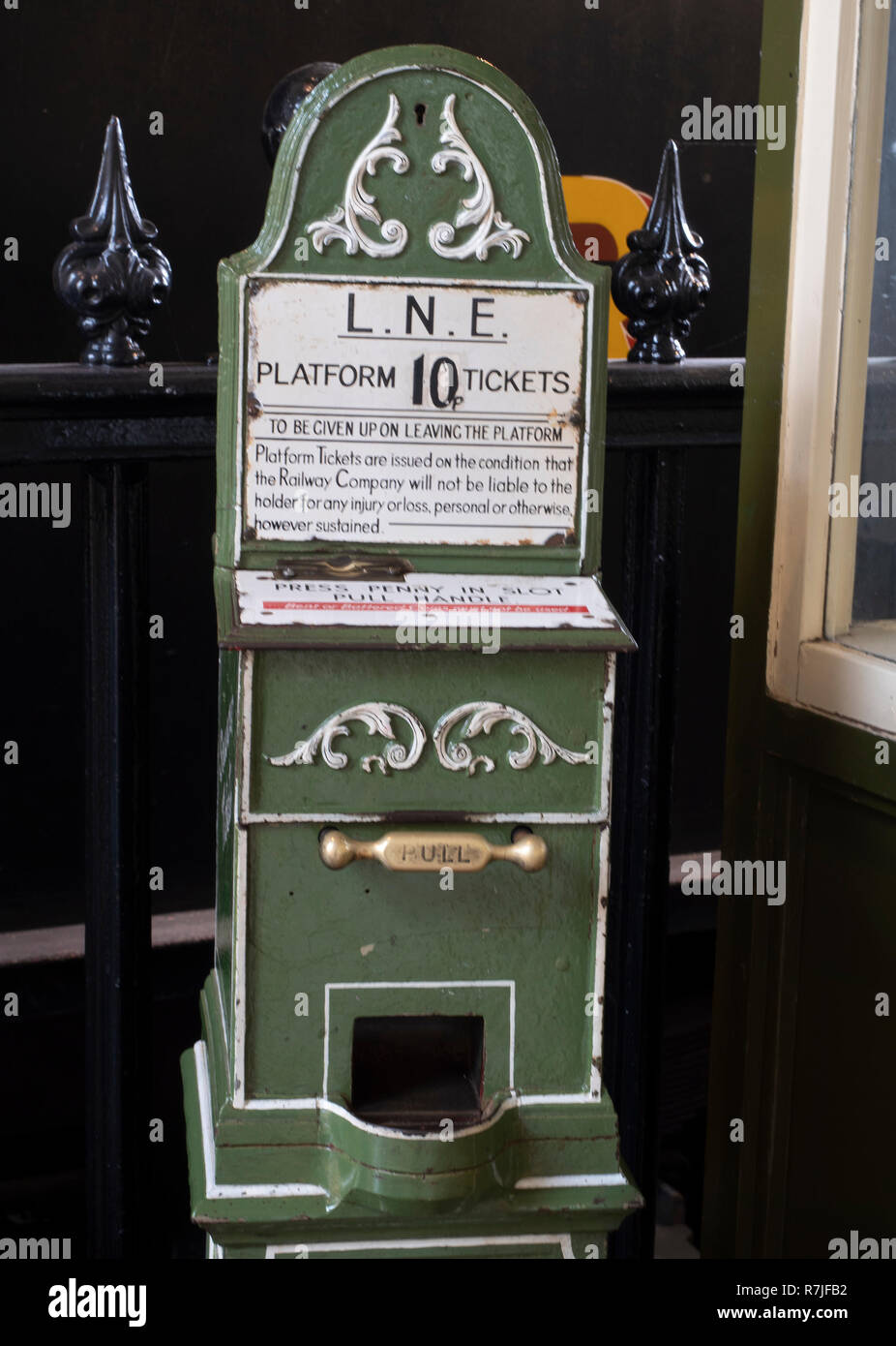La plataforma de la estación L.N.E. máquina de billetes. Foto de stock
