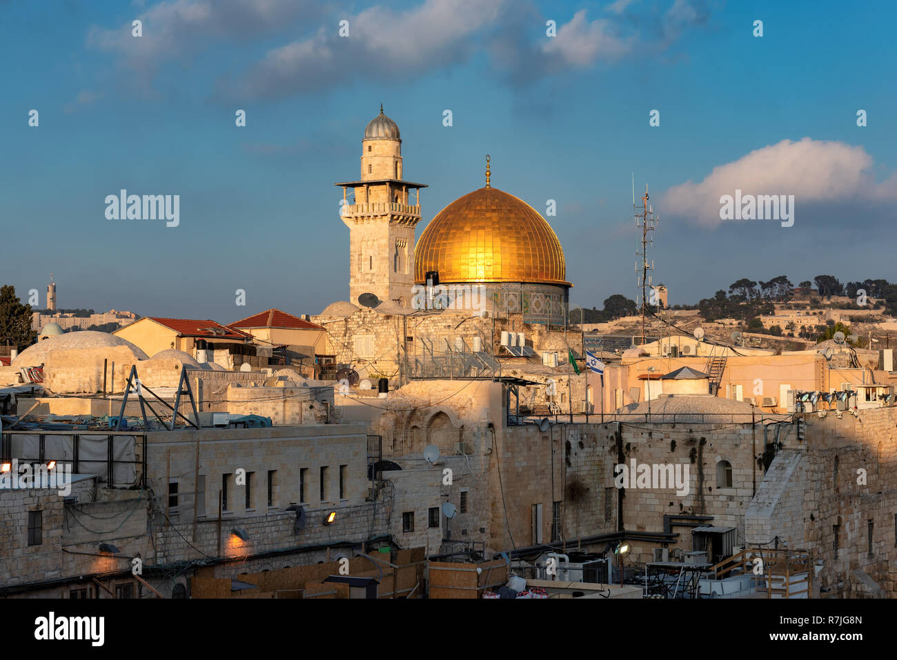 El Monte del Templo y la cúpula dorada de la roca en la Ciudad Vieja de Jerusalén, Israel. Foto de stock