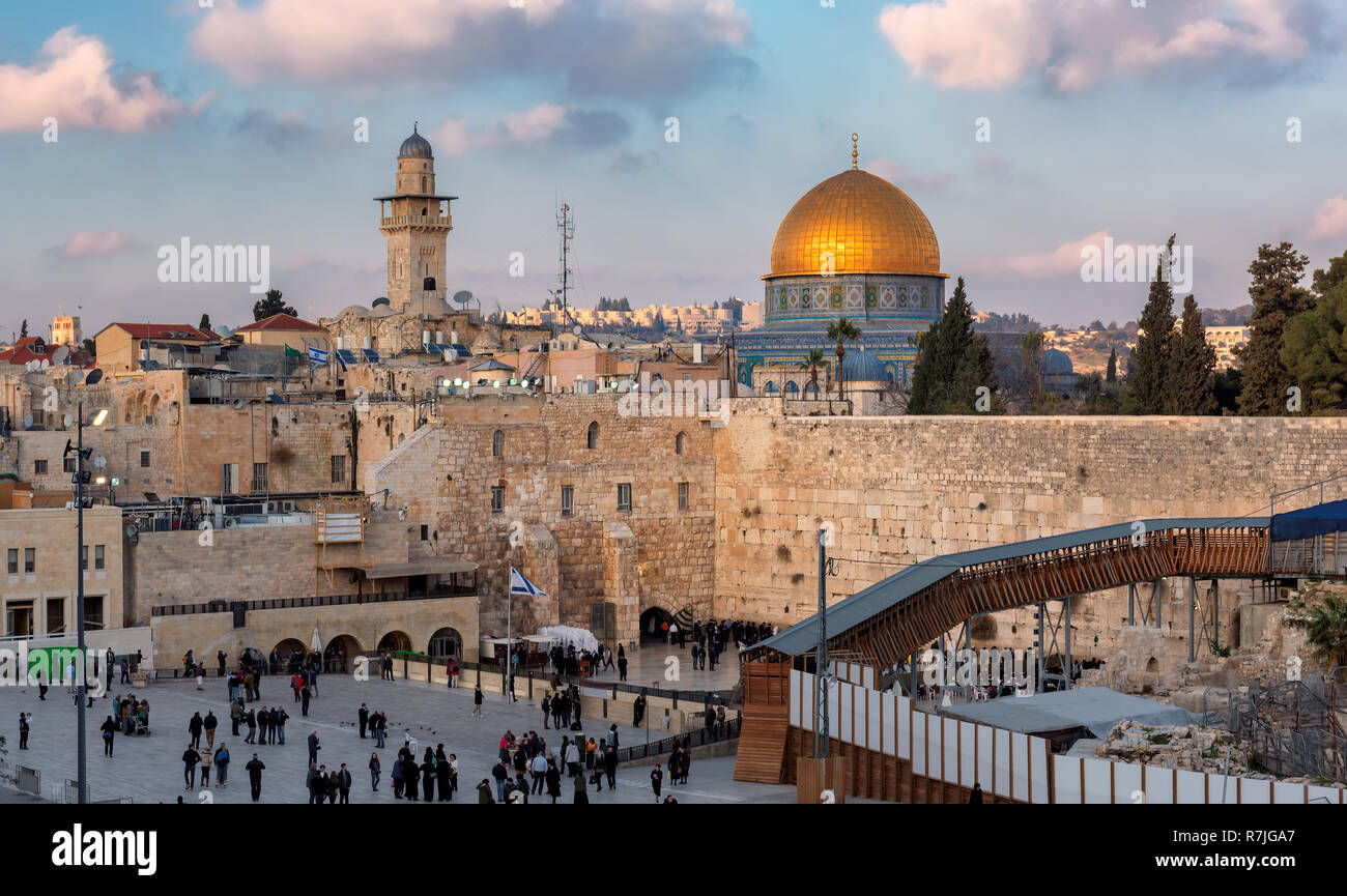 Muro de las Lamentaciones y la cúpula dorada de la roca en la Ciudad Vieja de Jerusalén, Israel. Foto de stock
