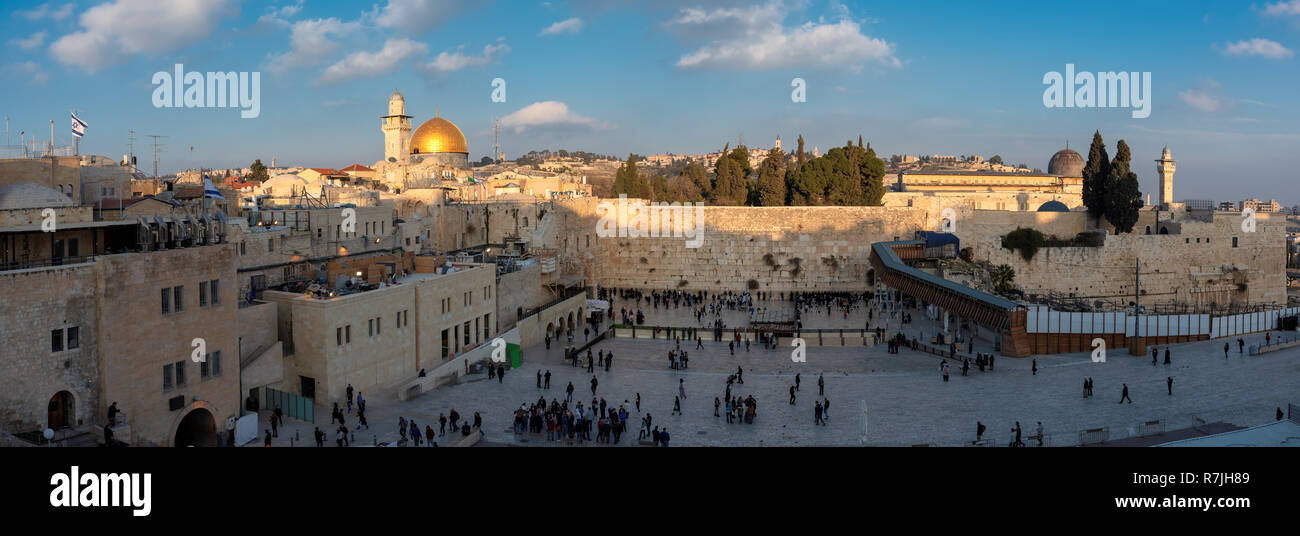 Vista panorámica de la muralla occidental de la Ciudad Vieja de Jerusalén, Israel. Foto de stock