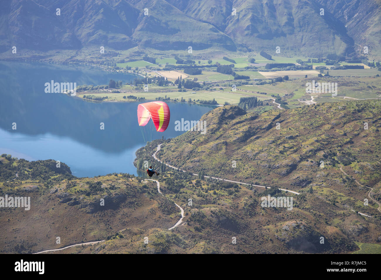 Parapente en solitario sobre el Lago Wanaka, Nueva Zelanda Foto de stock