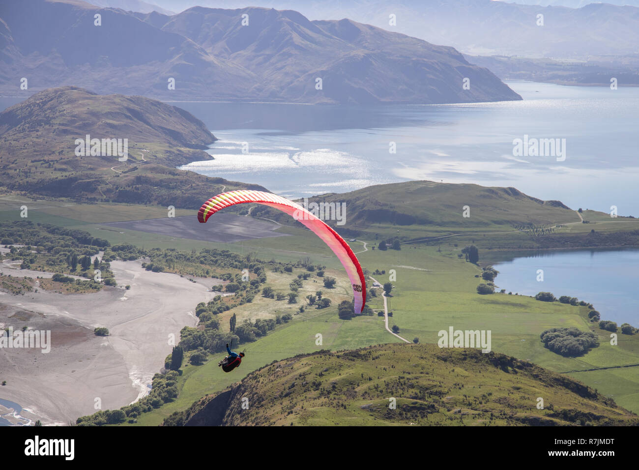 Parapente en solitario sobre el Lago Wanaka, Nueva Zelanda Foto de stock