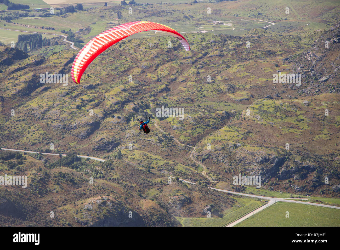 Parapente en solitario sobre el Lago Wanaka, Nueva Zelanda Foto de stock