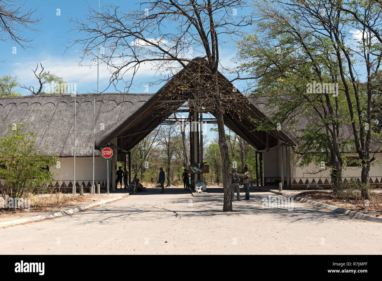 Puerta de entrada a la reserva de animales Moremi, en Botswana, África Foto de stock