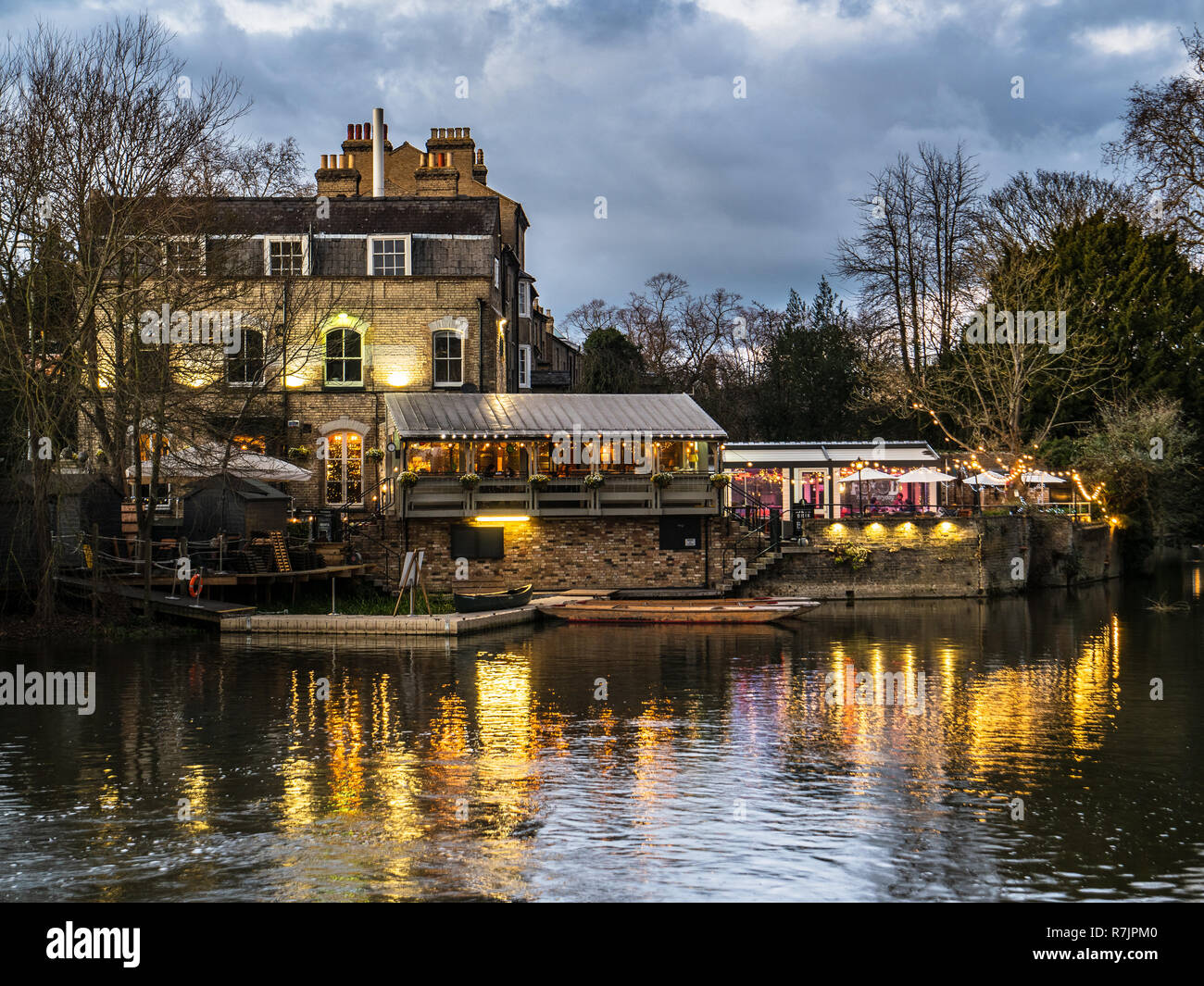 El Granta riverside Pub en el centro de Cambridge - El Pub Granta está situado en un estanque del molino al lado del río Cam y tiene un remar dock Foto de stock
