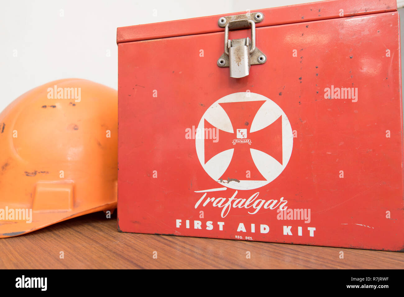 Un viejo Trafalgar botiquín de primeros auxilios en una caja de acero de  color rojo y naranja del trabajador de la construcción de un casco de  seguridad Fotografía de stock - Alamy