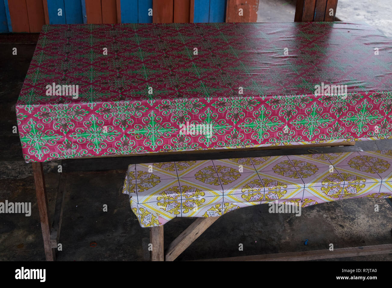 Manteles de vinilo reciclado, viejos carteles publicitarios en Pekanbaru,  Indonesia Fotografía de stock - Alamy
