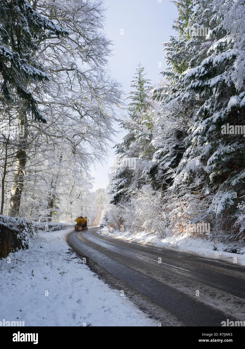 Highland Consejo gritting camión en el A831, Glen Urquhart, región de tierras altas, Escocia Foto de stock