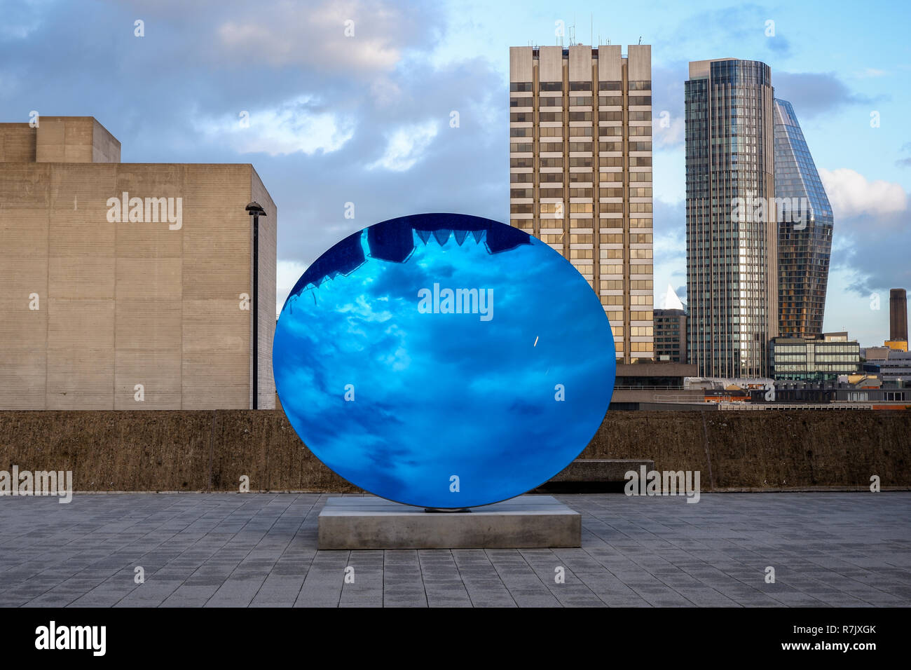 Anish Kapoor es espejo del cielo, el Azul (2016), situado en uno de Hayward Gallery de terrazas de esculturas al aire libre. Londres, Reino Unido Foto de stock