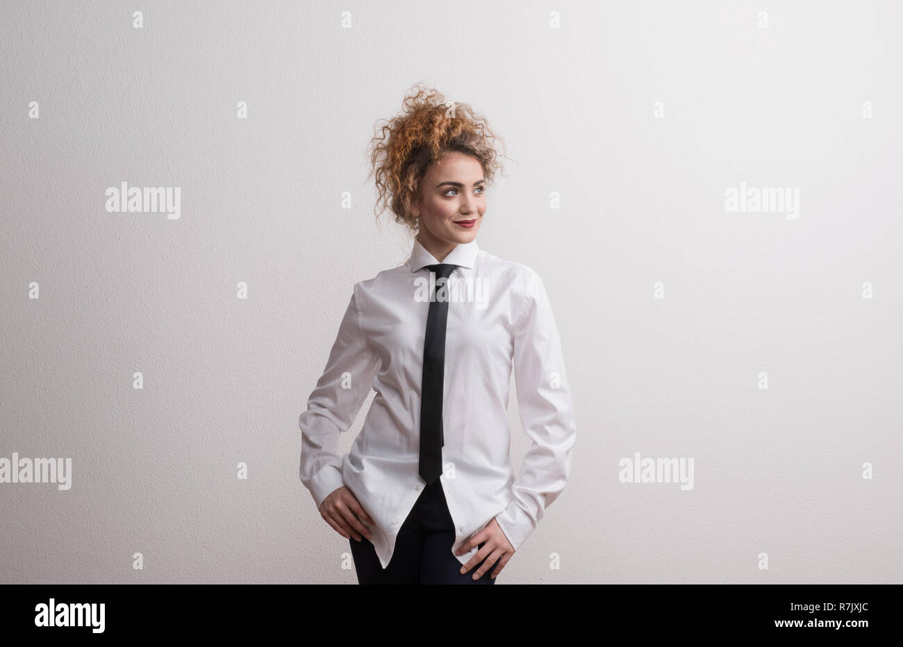 joven mujer feliz en studio, vestido con camisa blanca y negra Fotografía de stock Alamy